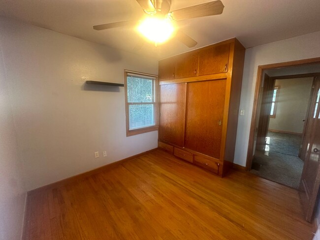 Building Photo - Two Bedroom, One and Half Bathroom Home! F...