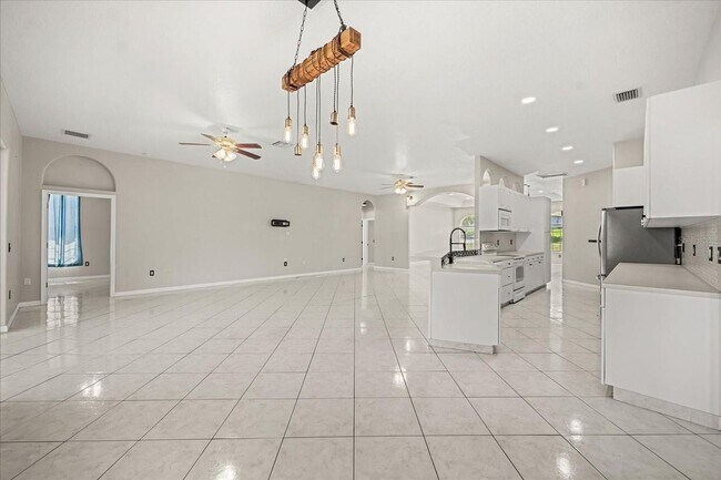 Building Photo - 13848 Vista Del Lago Blvd