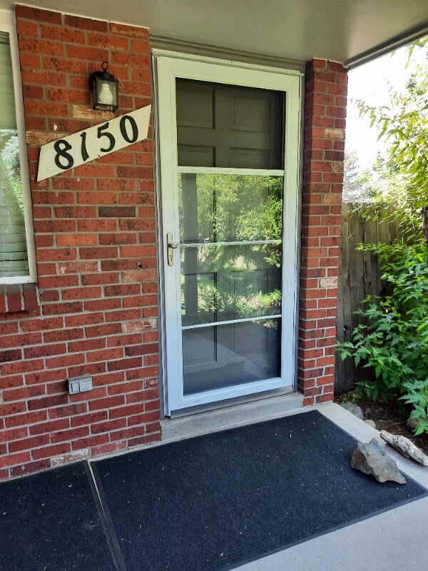 Foto del edificio - 8150-8152 Ames Way