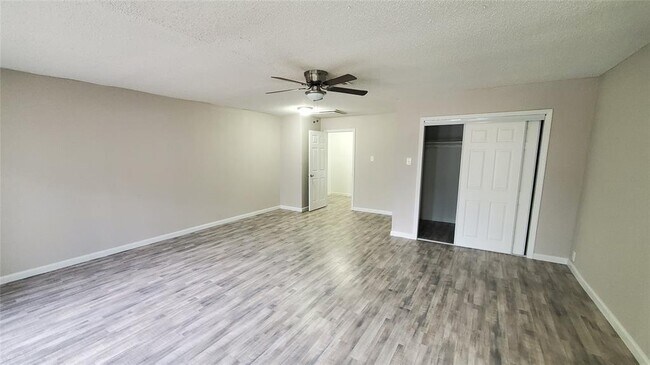Foto del edificio - 8622 Valley Meadow Dr