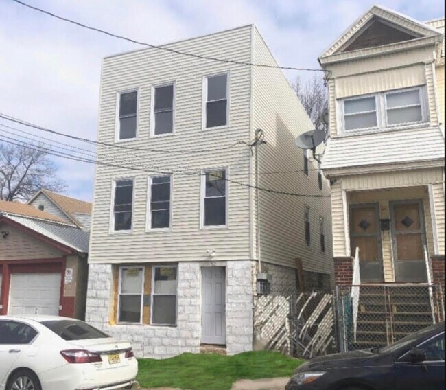 Building Photo - 52 Montrose Ter