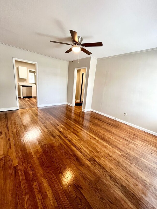 Building Photo - Lakewood Drive 204, 206