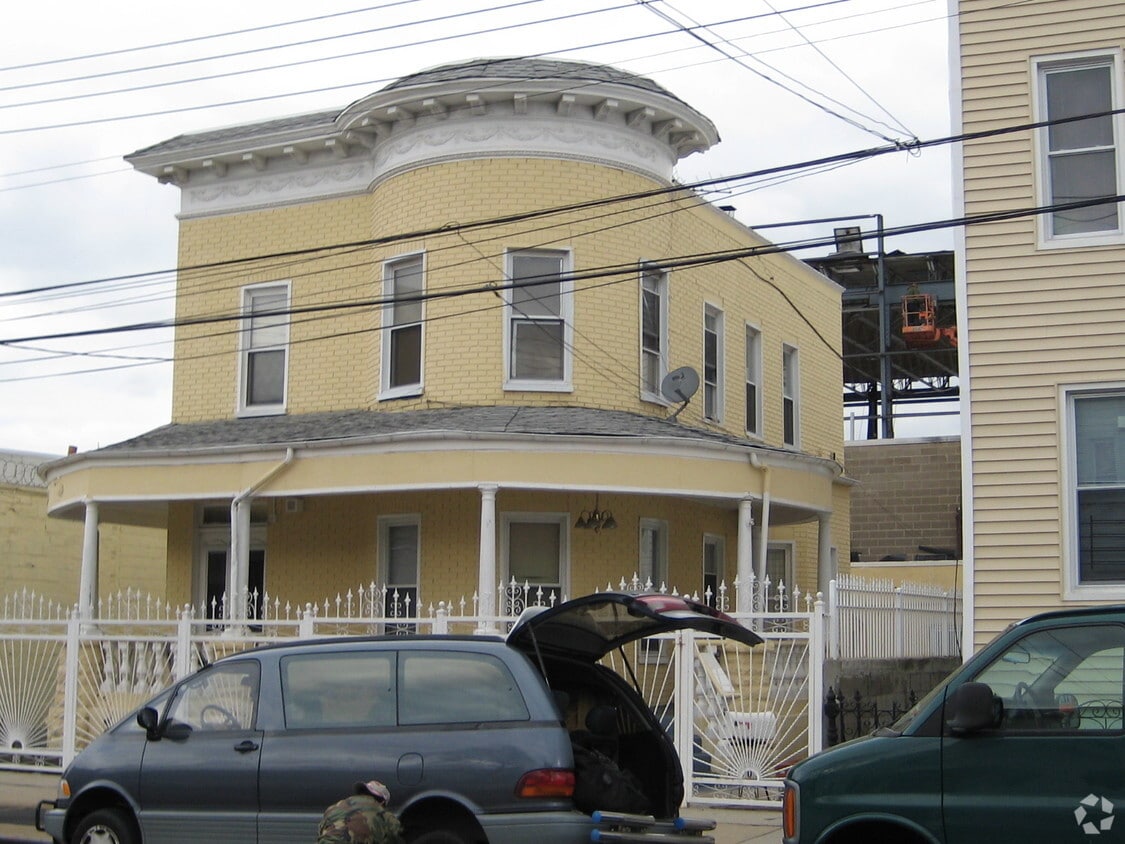 Building Photo - 11-13 Wyckoff Ave
