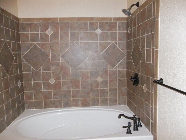 Foto del edificio - Spacious 3 Bed, 2 Bath Ranch Home with Sunroom and 2-Car Garage