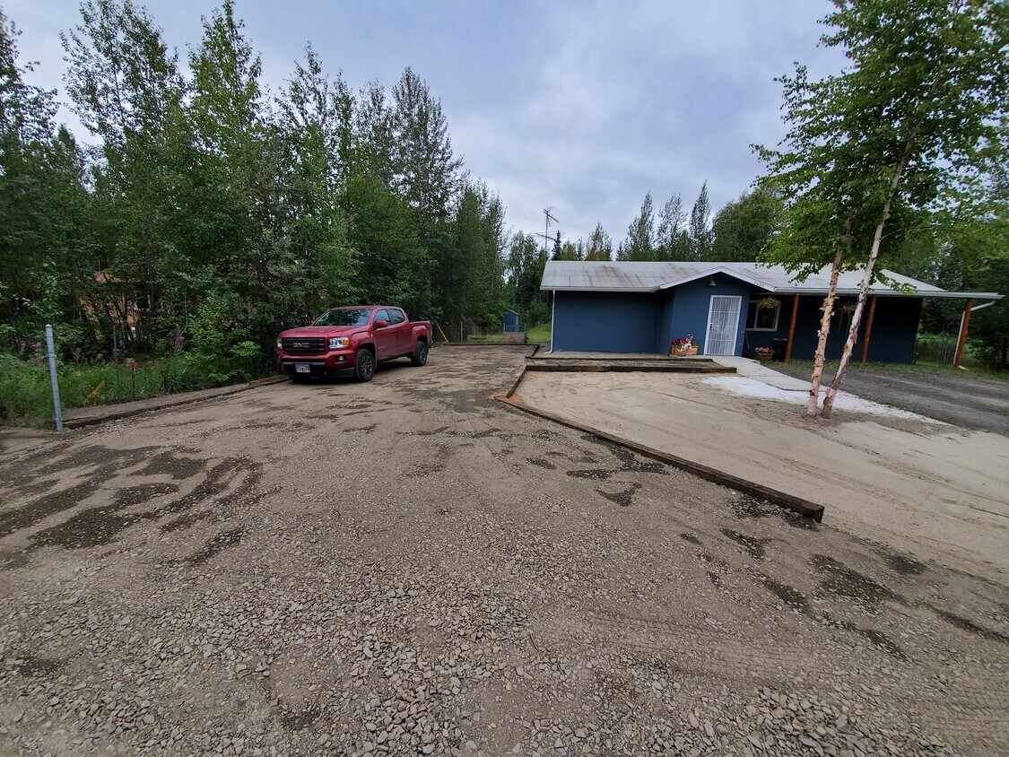Front of house during summer time with primary driveway / rv park - 3005 Vfw St