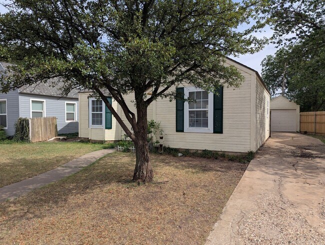 Building Photo - Charming Home in a quite neighborhood