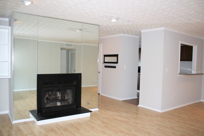 Foto del edificio - Just outside the perimeter at 75 and 285!