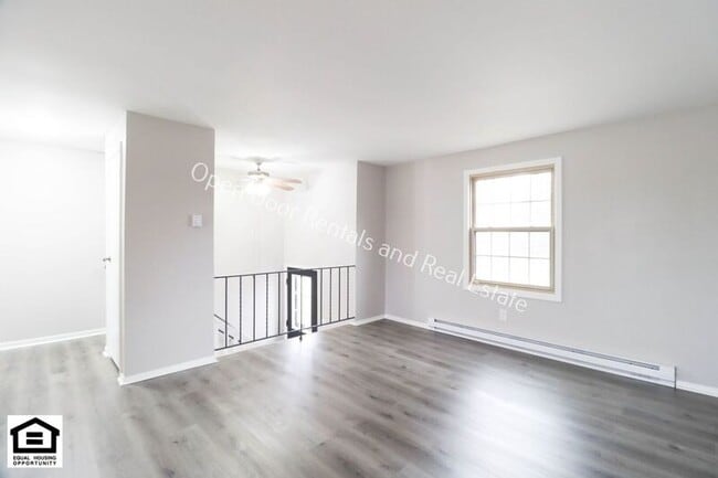 Building Photo - 303 W Hobart St