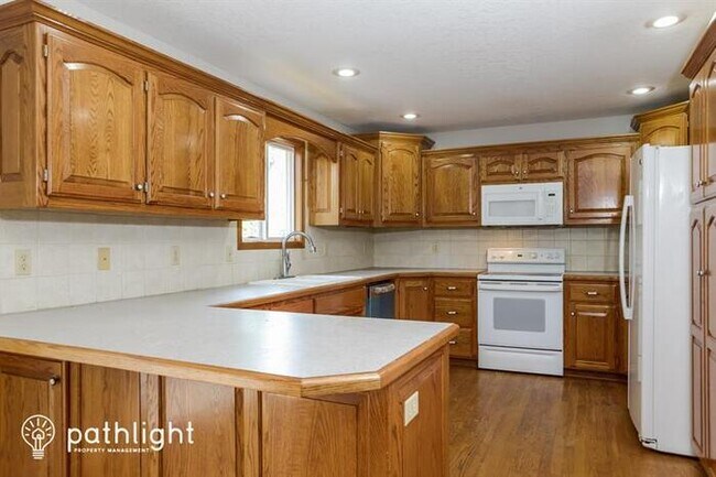 Building Photo - 13303 Redwood Ln, Smithville, MO, 64089