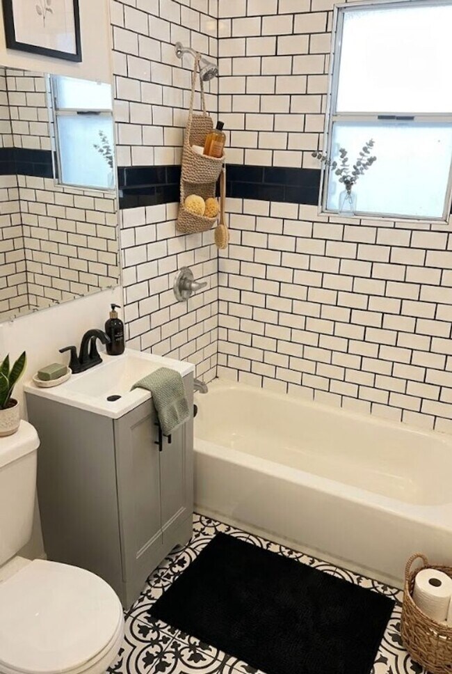 Building Photo - 7118 W Willoughby Ave