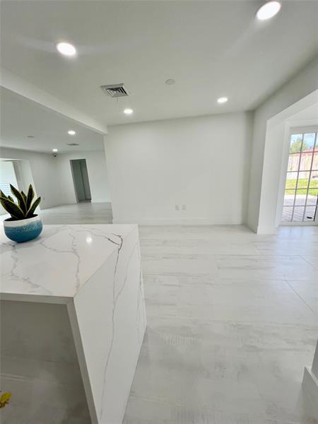 Foto del edificio - 300 SW 12th St