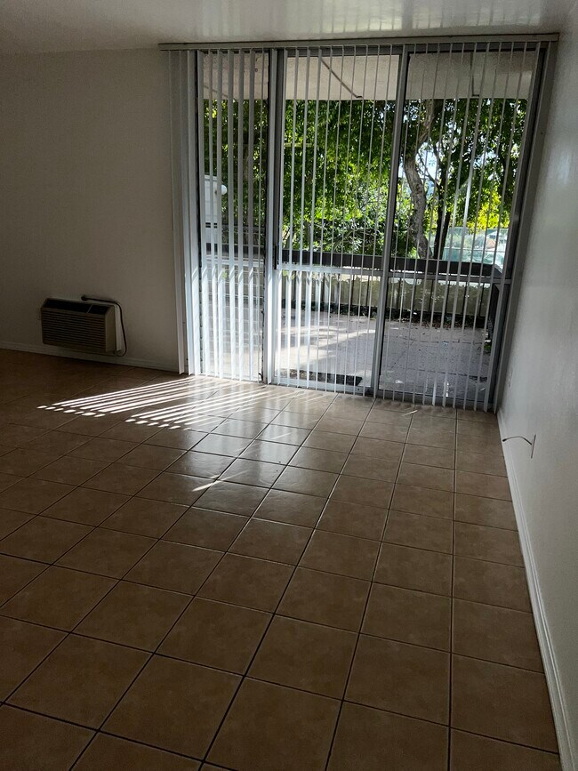 Living room & patio - 3050 Rue Dorleans