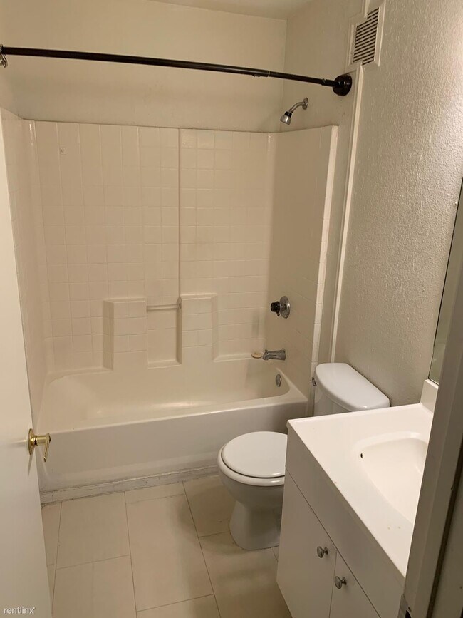 Building Photo - 2 br, 2 bath 4plex - 2028 Venus Ave Apt D