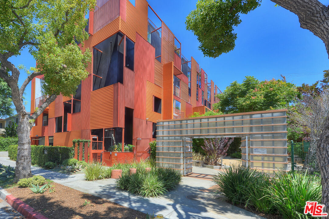 Primary Photo - 1140 N Formosa Ave