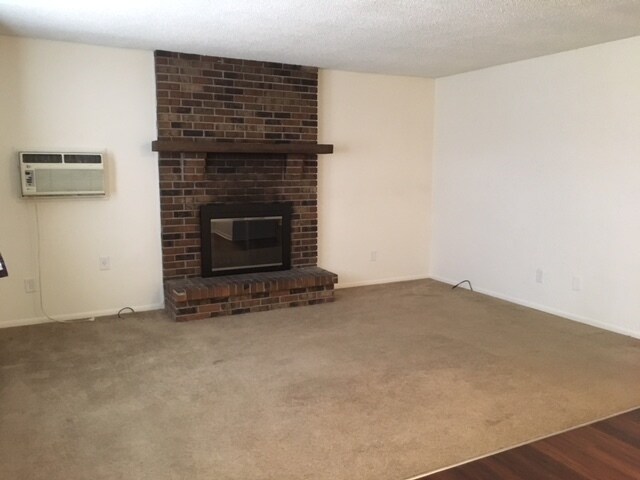 Building Photo - Recently updated 2 bedroom 1 bath apartmen...
