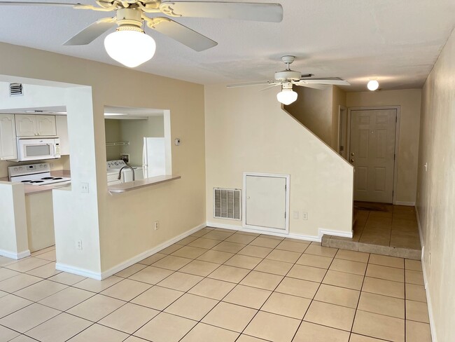 Building Photo - 3bed/2bath townhouse close to Disney inclu...