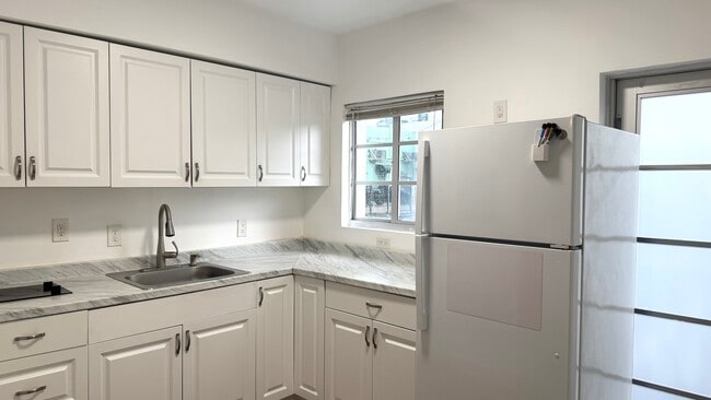 Building Photo - Studio 916 W 42st
