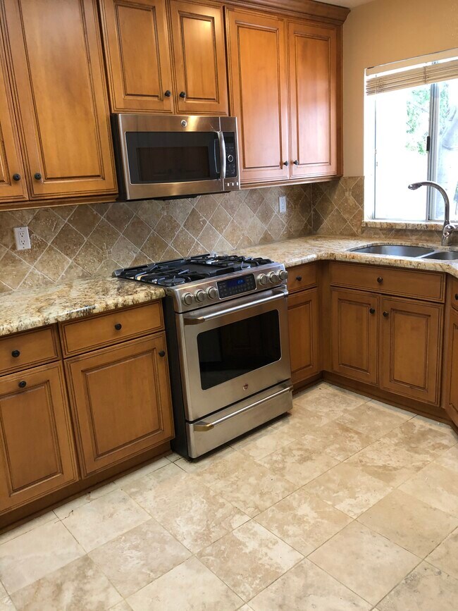 kitchen - 192 Hartford Dr