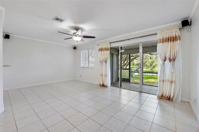 Foto del edificio - 2169 Discovery Cir W