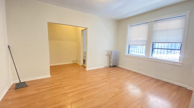 Building Photo - 0 bedroom in Chicago IL 60613