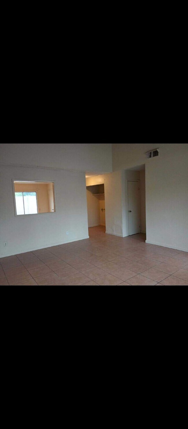Building Photo - 2112 Sharon Way