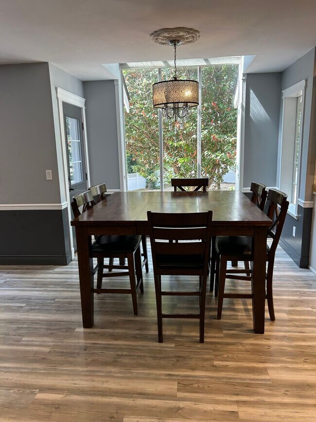 Building Photo - For Rent – Stunning 4-Bedroom NW Contempor...