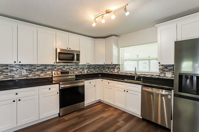 Building Photo - 701 NE 11th Ave