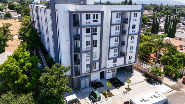 Foto del edificio - LEASE UP
