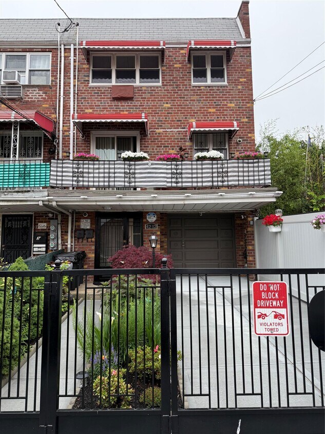 Foto principal - 42-12 77th St