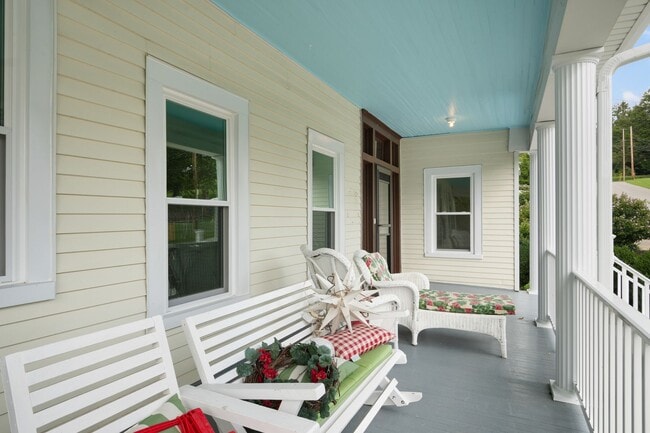 Building Photo - 4 to 5 bed / 2 Bath Pet Friendly Just remo...