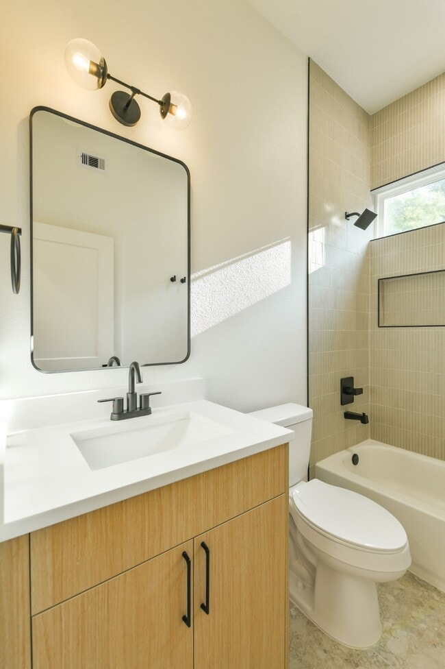 Building Photo - 164 Wallace St