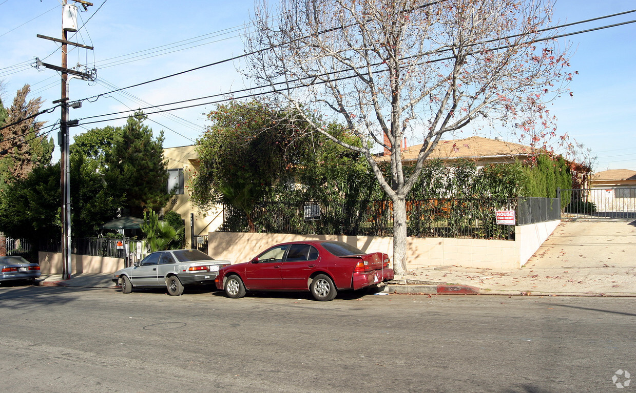 Building Photo - 821-825 Victor Ave