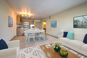 Harborside Marina Bay Apartments photo'