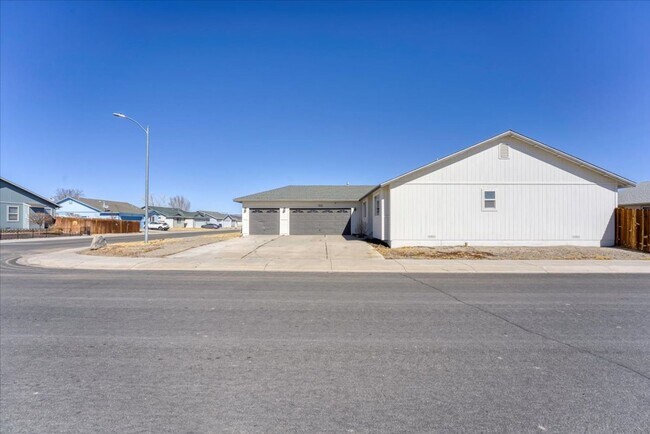 Foto del edificio - Cute corner lot 3 bed/ 2 bath