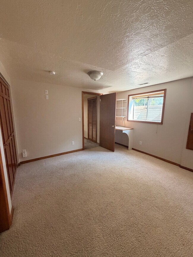 Building Photo - 486 Clover View Dr