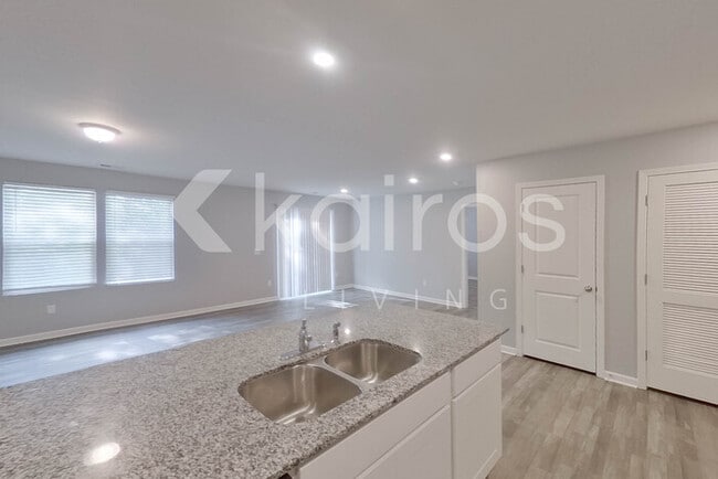 Building Photo - 2509 Upland Cir SE