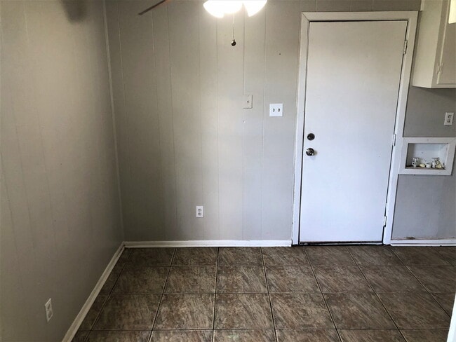 Building Photo - Adorable Home Located Down the Street from Alderson Elementary!
