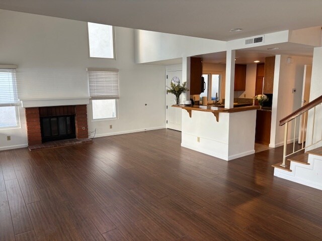 ¡Una sala de estar y comedor de concepto abierto con chimenea! - 8724 Edmonton Pl