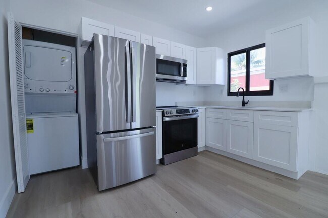 Building Photo - 3040 NW 13th Ave