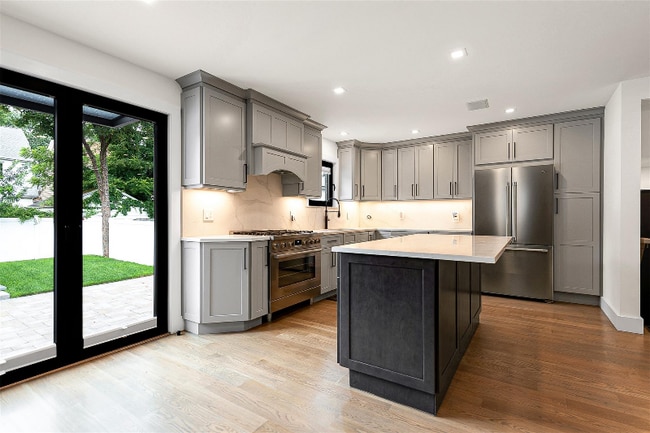 Building Photo - 71-31 Loubet St