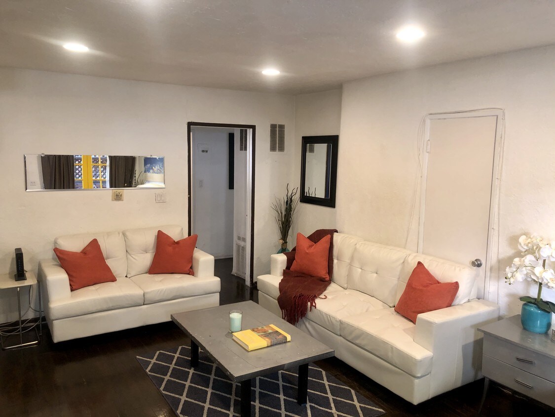 Foto principal - 628 N Hayworth Ave