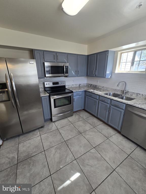 Foto del edificio - 1003 Spring Valley Ct