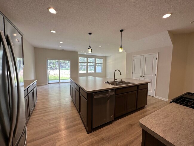 Building Photo - 7156 Walnut Grove Ln N