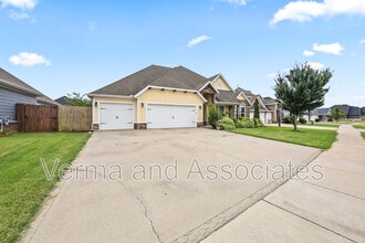 Building Photo - 1041 Silver Maple St