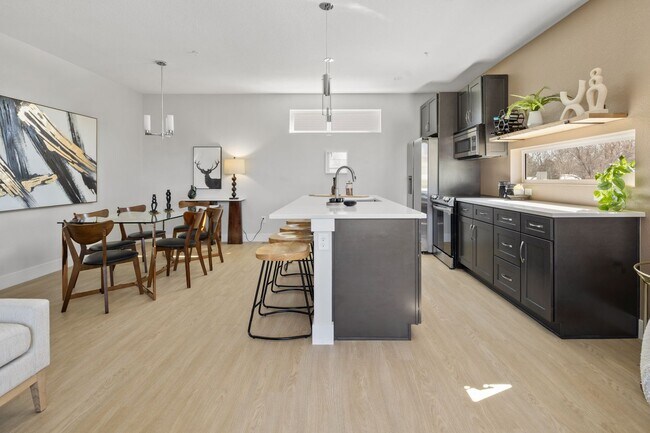 Foto del edificio - Bright & Spacious End-Unit Townhome with G...