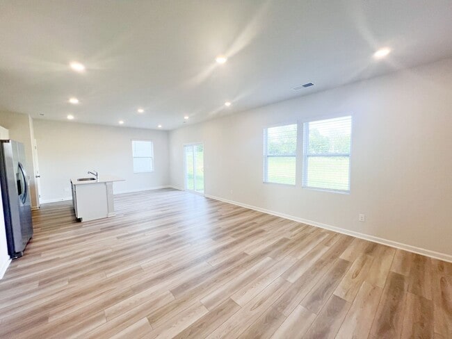 Building Photo - 4 Bedroom 2.5 Bathroom Home