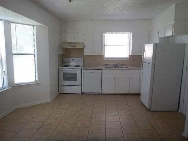 Building Photo - AVAILABLE SOON !