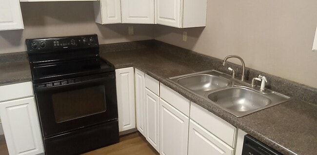 Building Photo - 11323 N Oak St