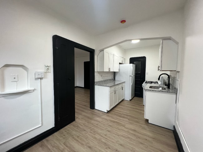 Photo - 1411 Roycroft Ave Apartment