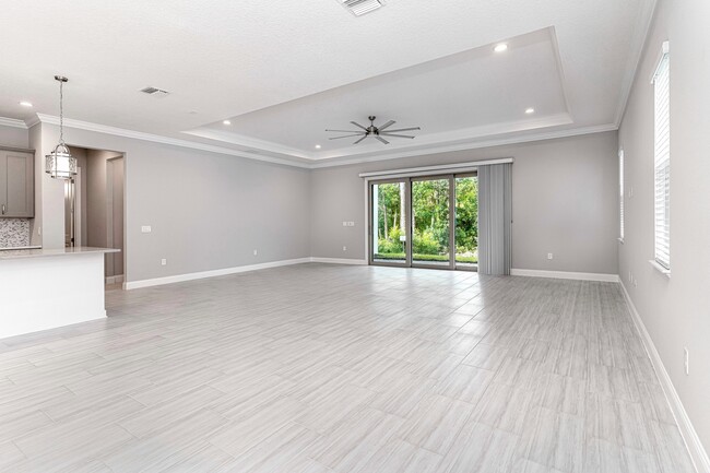 Área de la sala de estar - 10146 Royal Island Ct